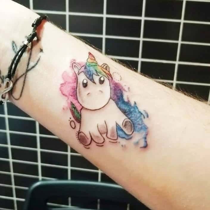 tatuaje unicornio acuarela
