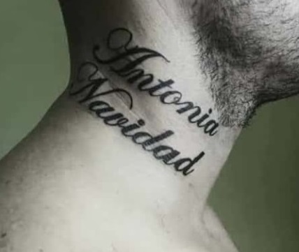 tatuaje lettering cuello