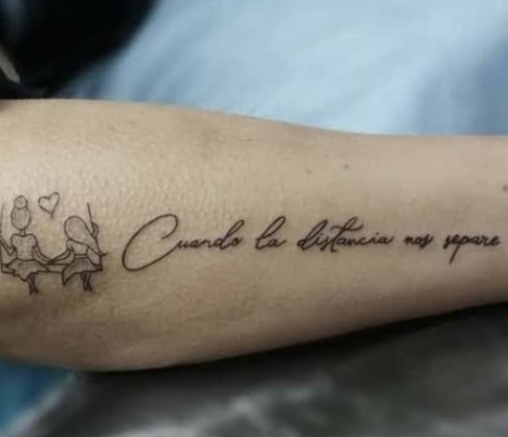 tatuaje lettering y línea fina hermanas